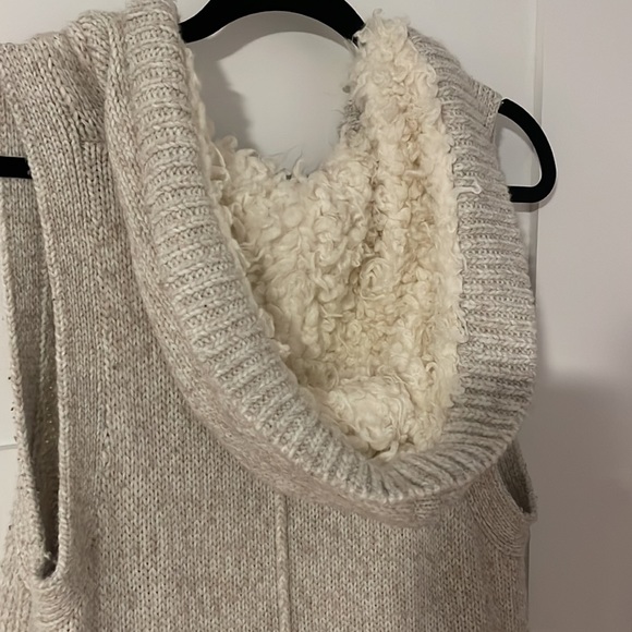 Gap Large Knit Sweater Vest. - Picture 2 of 3